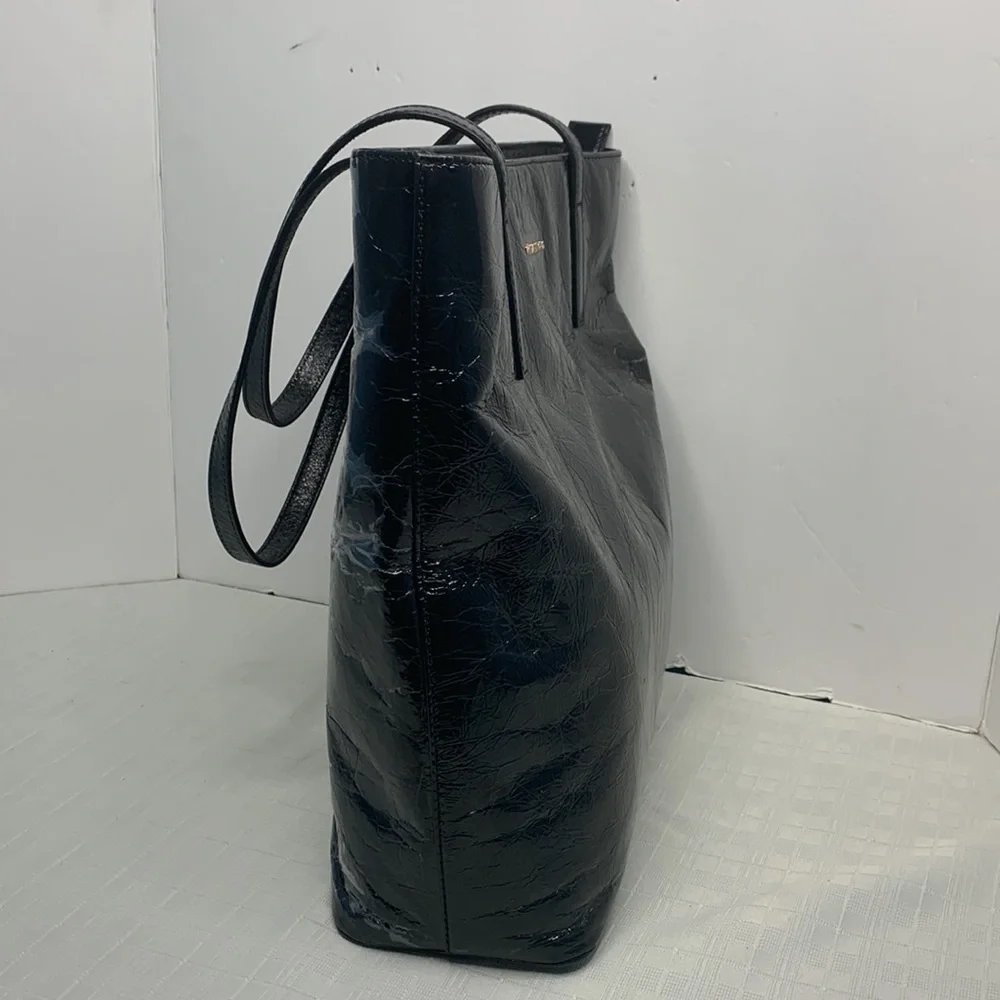 Michael Kors a black Vertical Tote.